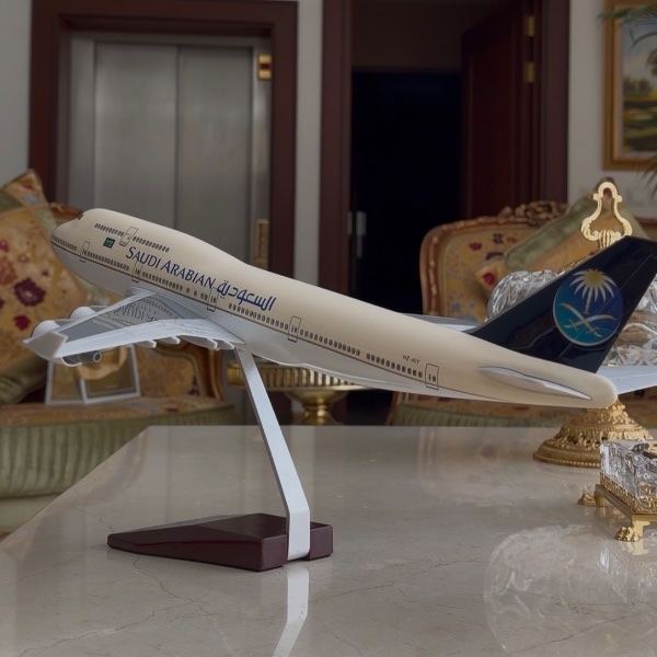 SAUDIA ARABIAN B747-400 Model